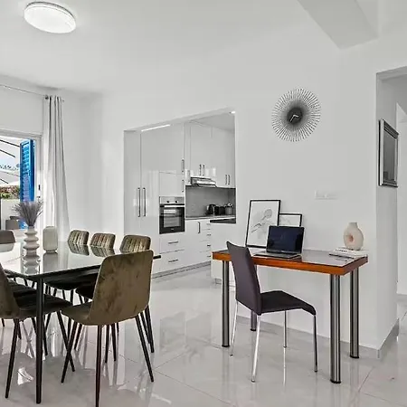 Experience The Perfect Blend Of Luxury, Comfort, And Convenience! Πανσιόν Πέγεια