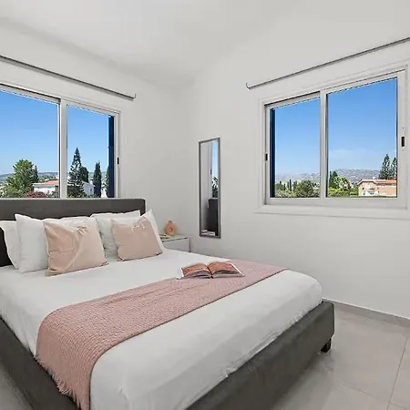 Experience The Perfect Blend Of Luxury, Comfort, And Convenience! Πανσιόν