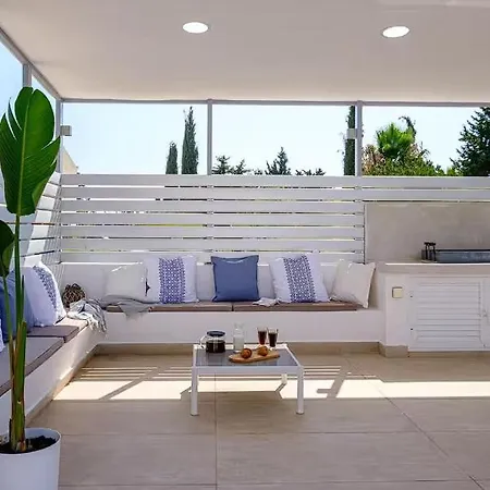 Experience The Perfect Blend Of Luxury, Comfort, And Convenience! Πανσιόν