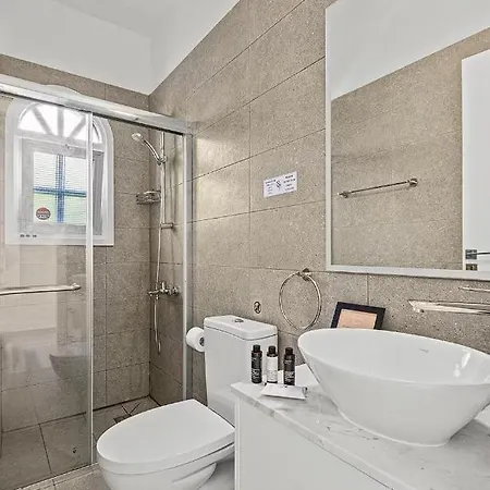Experience The Perfect Blend Of Luxury, Comfort, And Convenience! Πανσιόν