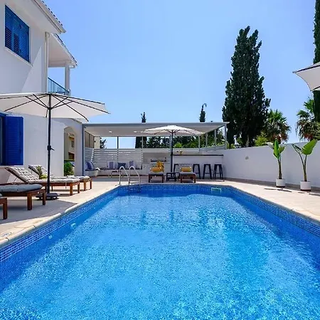 Experience The Perfect Blend Of Luxury, Comfort, And Convenience! Πανσιόν