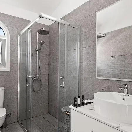 Experience The Perfect Blend Of Luxury, Comfort, And Convenience! Πανσιόν