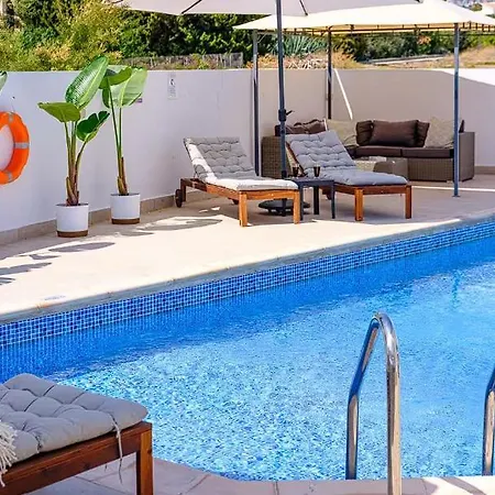 Experience The Perfect Blend Of Luxury, Comfort, And Convenience! Πανσιόν Πέγεια
